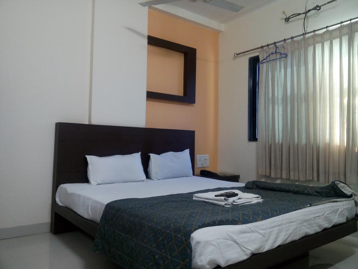 Hotel Parth Executive Lātūr Extérieur photo