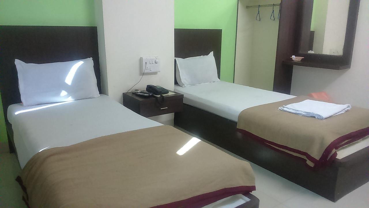 Hotel Parth Executive Lātūr Extérieur photo
