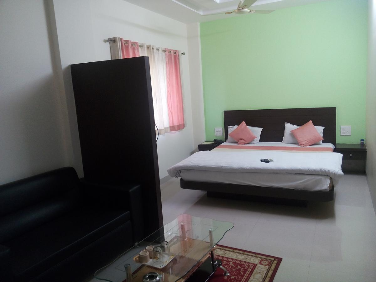 Hotel Parth Executive Lātūr Extérieur photo