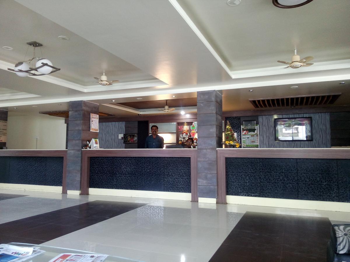 Hotel Parth Executive Lātūr Extérieur photo